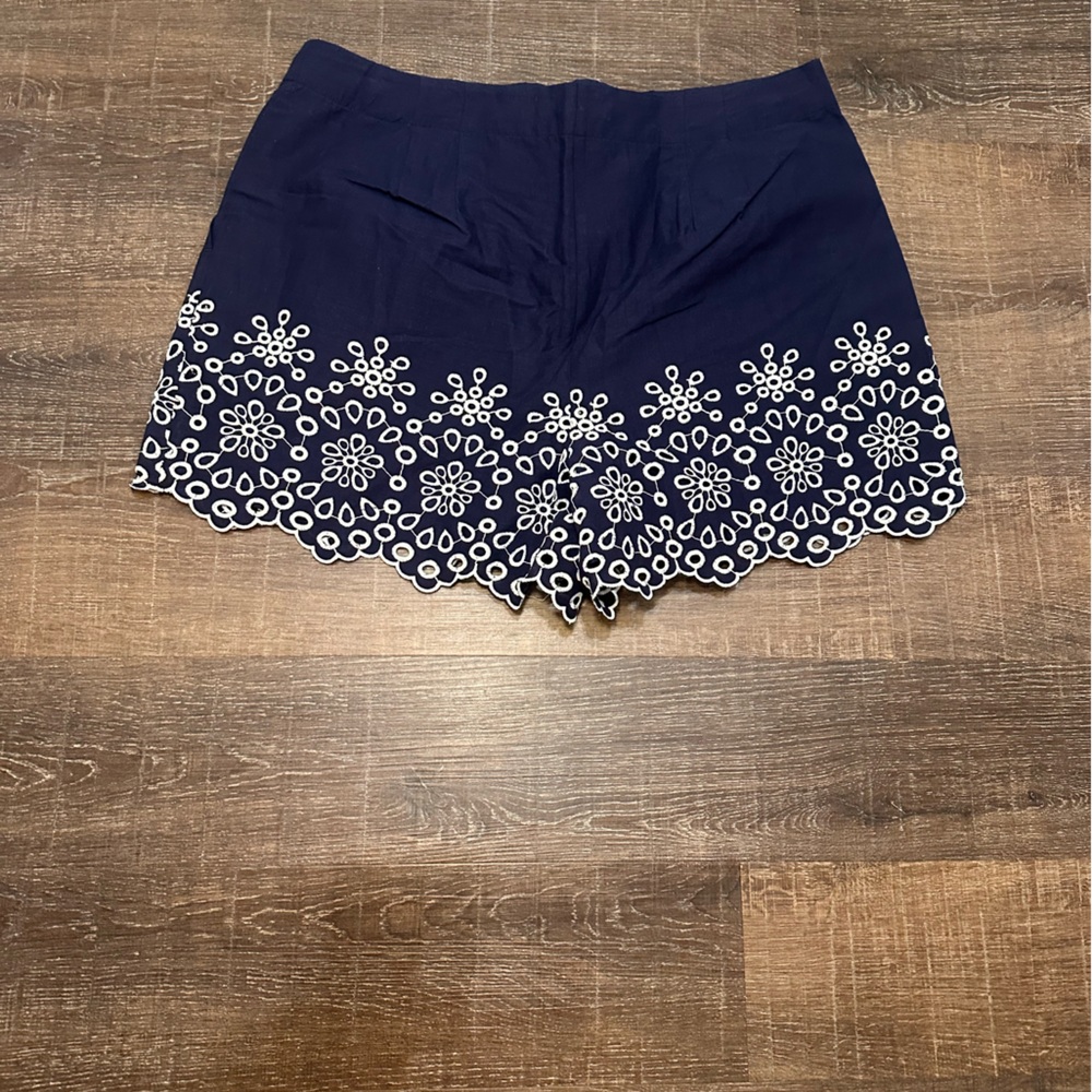 Loft Women's Floral Eyelet Pleated High Waist Navy Shorts Size 14 - Picture 4 of 6
